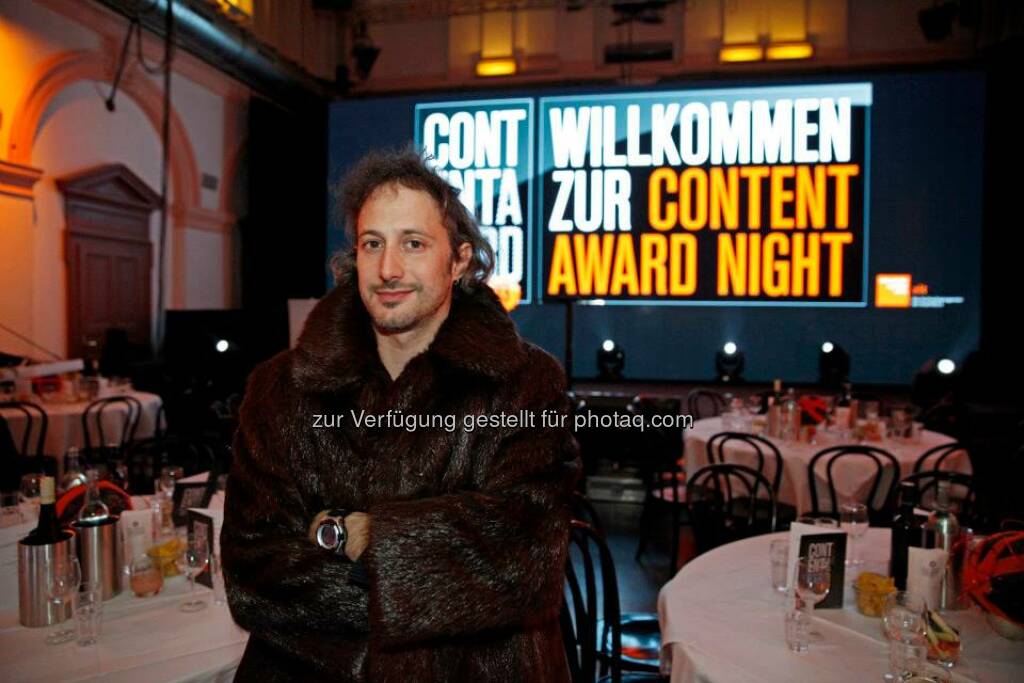 Moderator Michael Ostrowski führte durch den Abend. Die Pelzjacke brauchte er letztendlich nicht - bei 300 Menschen im Publikum war es schön warm :), © ZIT, www.contentaward.at , www.zit.co.at (15.11.2013) 