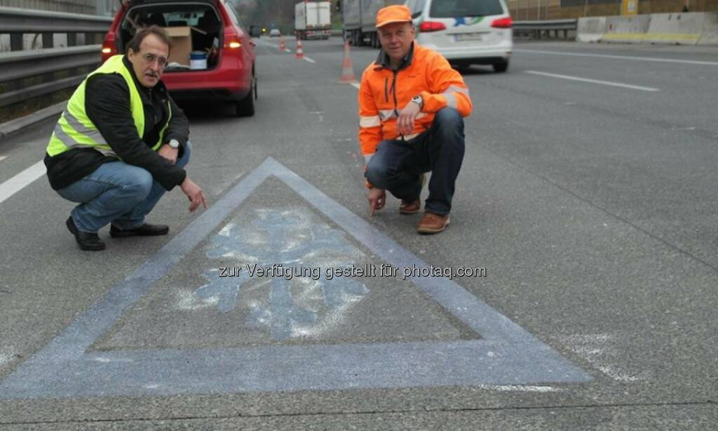 Weltweiter Erstversuch auf der A2: Diese von der Asfinag installierten Warnsignale werden erst bei Temperaturen um die 0 Grad sichtbar. Die Schneekristalle symbolisieren Gefahr durch Glatteis.
Mehr dazu unter www.asfinag.at/newsroom?-3818945 (25.11.2013) 