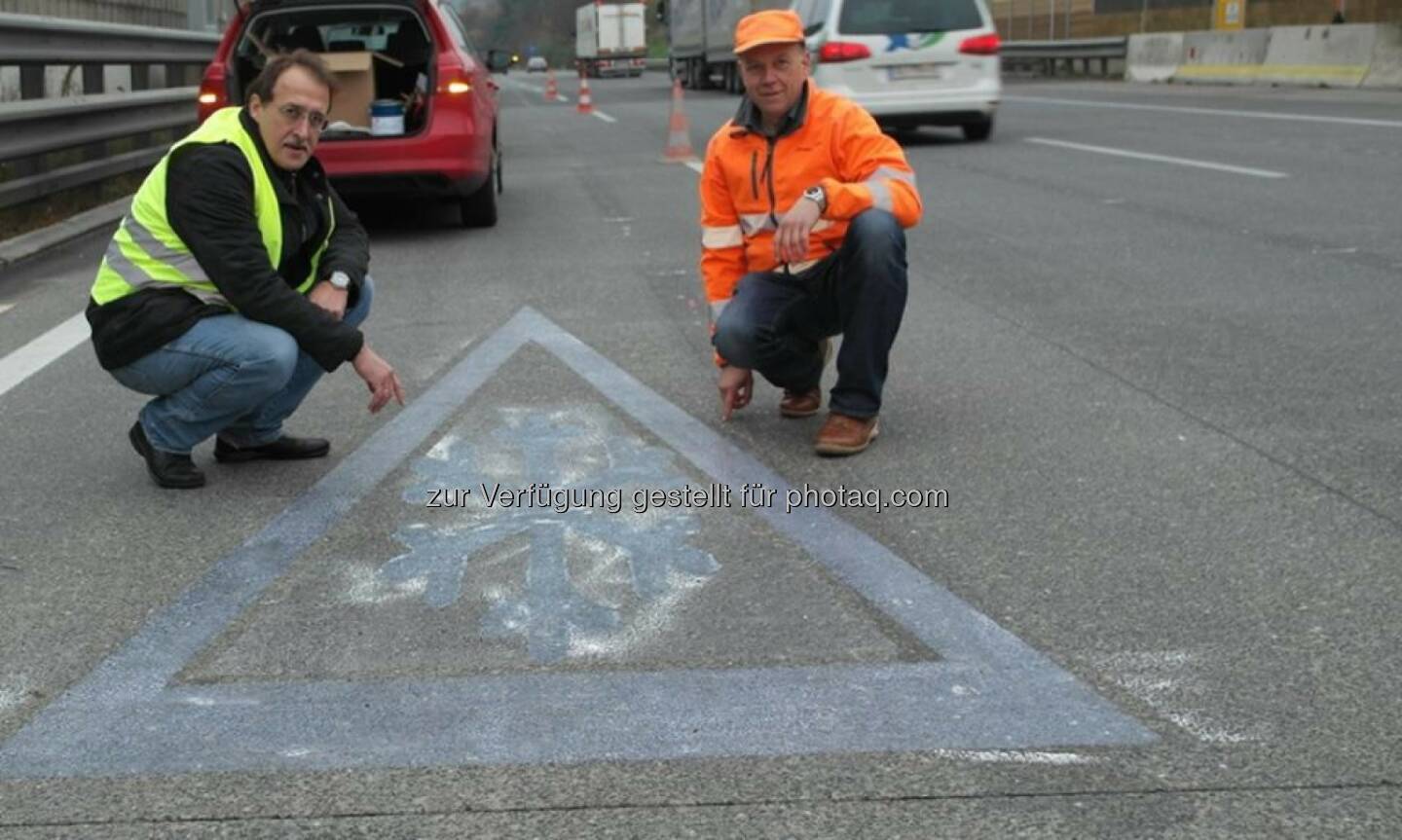 Weltweiter Erstversuch auf der A2: Diese von der Asfinag installierten Warnsignale werden erst bei Temperaturen um die 0 Grad sichtbar. Die Schneekristalle symbolisieren Gefahr durch Glatteis.
Mehr dazu unter www.asfinag.at/newsroom?-3818945