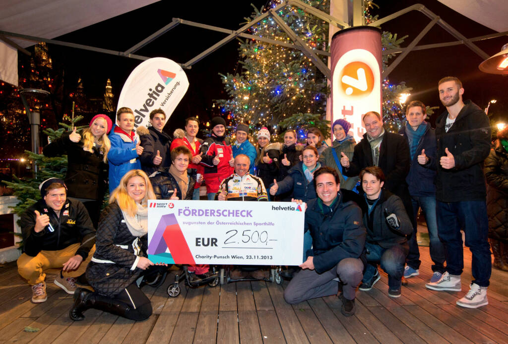 Helvetia-Vorstand Werner Panhauser übergibt an die Österreichische Sporthilfe einen Scheck über € 2.500 - gesammelt beim Helvetia Charity Punschstand am 23.11.2013
Credit: GEPA-Sporthilfe (26.11.2013) 