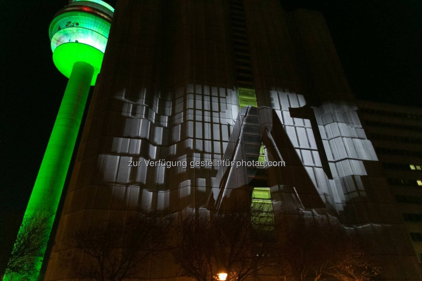 35 Jahre A1 Technologiezentrum Arsenal: Der beleuchtete A1 Funkturm und eine Gebäudewand, auf der die Marke A1 in ihren vielfältigen Ausprägungen von der Ars Electronica mit einer Videoinstallation eindrucksvoll in Szene gesetzt wurde (Bild: A1 / Daniel Hinterramskogler)