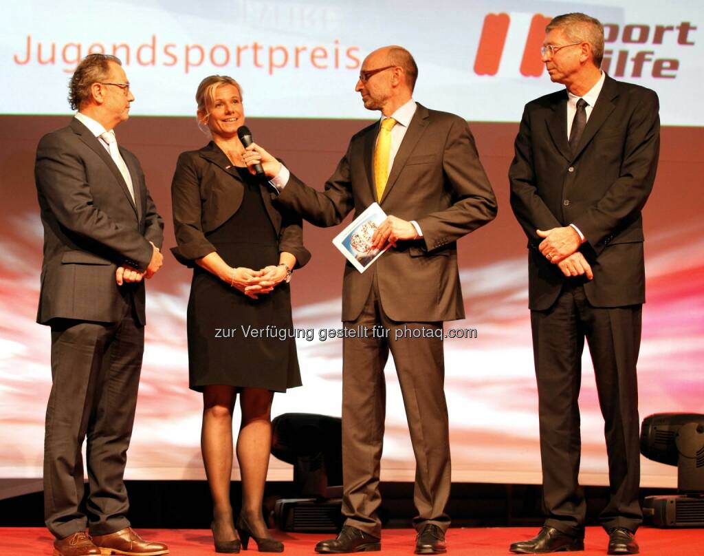 Franz Appesbacher (E.ON), Eva Helfert Wittl, Moderator Tom Blaeumauer und Geschaeftsfuehrer Harald Draub (E.ON). (Foto: GEPA pictures/ Mathias Mandl) (29.11.2013) 