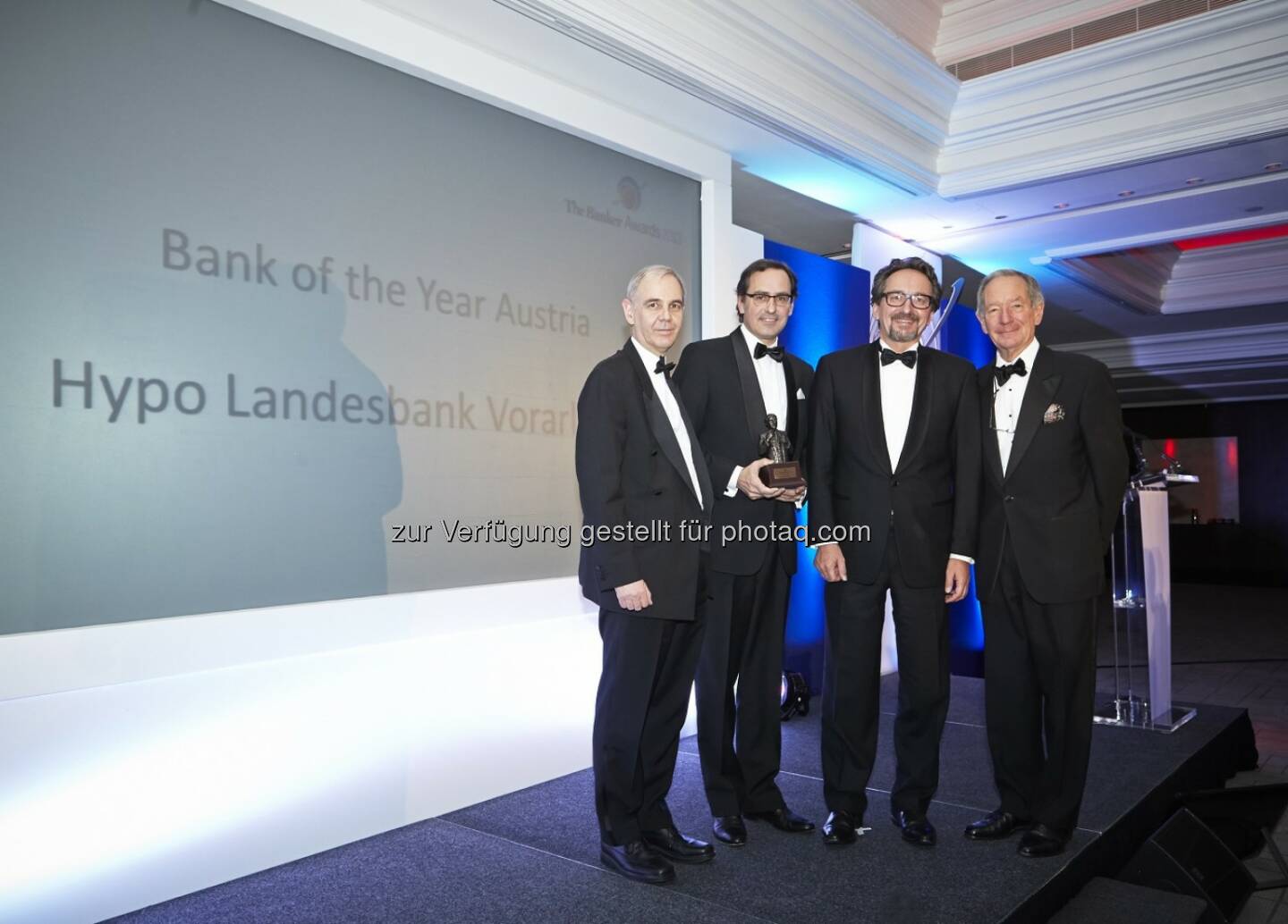 Financial Times zeichnet Hypo Vorarlberg als „Bank des Jahres” in Österreich aus, feierlicher Rahmen in London anlässlich der Award-Verleihung Bank of the year 2013: v.l.n.r.: Brian Caplen (Herausgeber, The Banker Magazin), Michael Grahammer (Vorstandsvorsitzender Hypo Vorarlberg), Johannes Hefel (Vorstand Hypo Vorarlberg), Michael Buerk (BBC) 