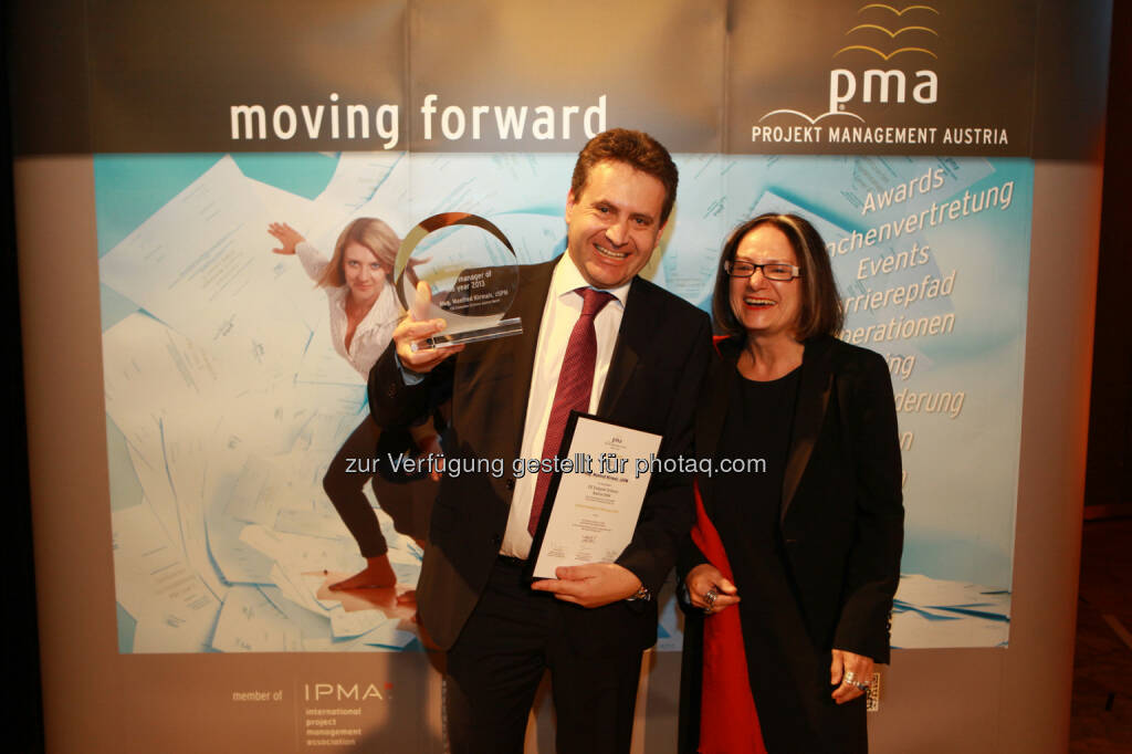 Brigitte Schaden, pma Vorstandsvorsitzende, gratuliert Manfred Kirmair zum project manager of the year 2013 (Bild: pma/Elke Mayr) (02.12.2013) 