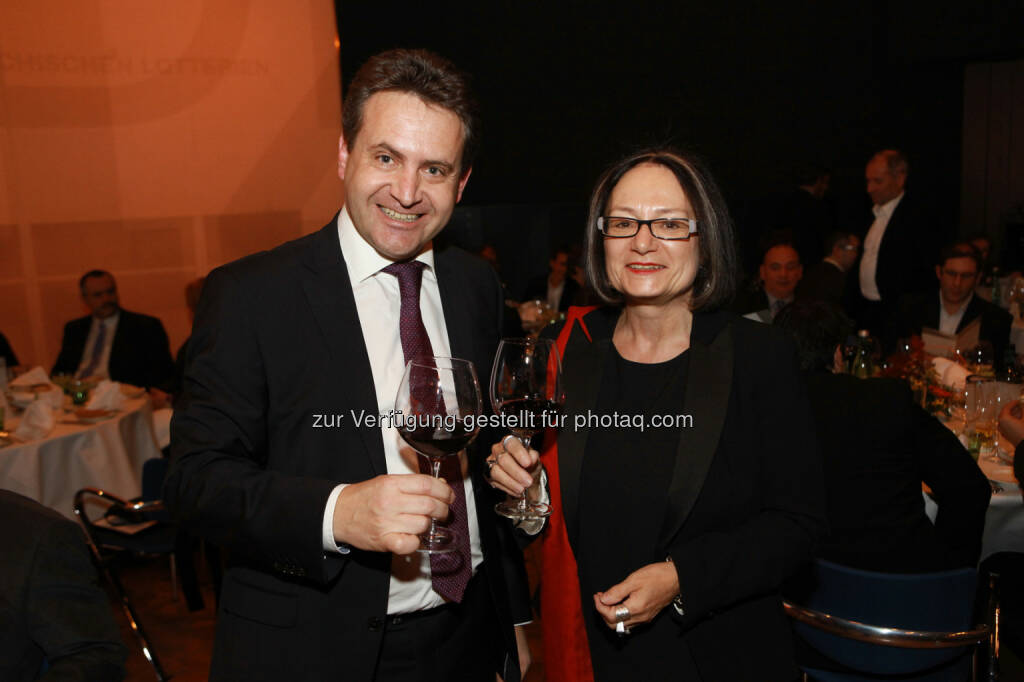 Manfred Kirmair, project manager of the year 2013, beim Anstoßen mit Brigitte Schaden, pma Vorstandsvorsitzende (Bild: pma/Elke Mayr) (02.12.2013) 