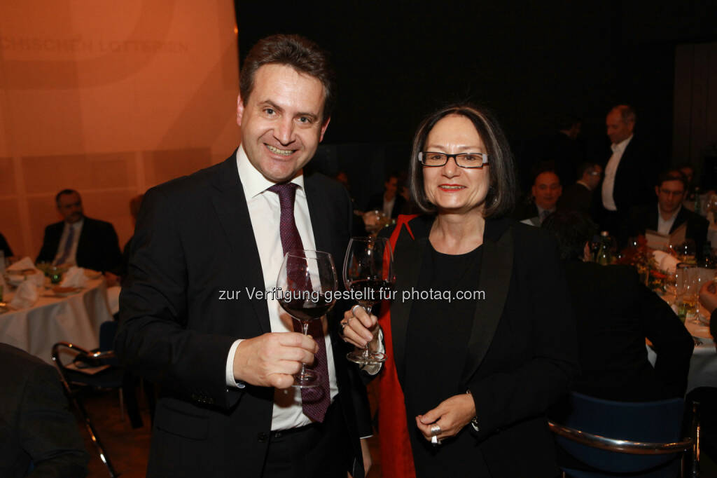 Manfred Kirmair, project manager of the year 2013, beim Anstoßen mit Brigitte Schaden, pma Vorstandsvorsitzende (Bild: pma/Elke Mayr) (02.12.2013) 