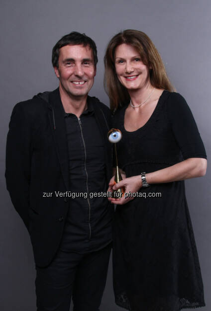 Raiffeisen FutureTrail gewinnt Austrian Event Award 2013: Karl Hintermeier (Eventagentur message) und Anne Aubrunner (RZB AG, Gesamtverantwortliche FutureTrail) mit dem Austrian Event Award 2013 ausgezeichnet (c) C. Holzinger/Leadersnet.at  (03.12.2013) 