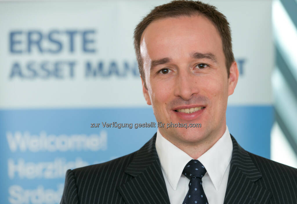 Peter Varga ist Fondsmanager des neuen Nachhaltigkeitsfonds für Unternehmensanleihen aus Schwellenländern der Erste Asset Management. Schwellenländer wie China, Indien und Brasilien setzen verstärkt auf Nachhaltigkeit, um das zukünftige Wachstum ihrer Volkswirtschaften zu sichern. Zur Finanzierung der geplanten Nachhaltigkeitsprojekte werden nach Ansicht der Erste Asset Management Unternehmen aus den Emerging Markets in Zukunft auch verstärkt den Anleihesektor nutzen. Corporate-Bond-Investoren dürften in den Emerging Markets (EM) in den kommenden Jahren gute Anlagemöglichkeiten finden. Vor diesem Hintergrund startet die Erste Asset Management den Fonds Erste Responsible Bond Emerging Corporate, der gezielt nur in Anleihen von EM-Unternehmen investiert, die einen umfassenden Auswahlprozess unter Nachhaltigkeitsaspekten durchlaufen haben. Dabei investiert das Portfoliomanagement der Erste Asset Management, in ein Anleiheuniversum, das der Zusammensetzung des Corporate EMBI (CEMBI) von J.P. Morgan ähnelt. „Durch das Nachhaltigkeits-Screening ergeben sich aber deutliche Unterschiede“, betont Varga. (03.12.2013) 