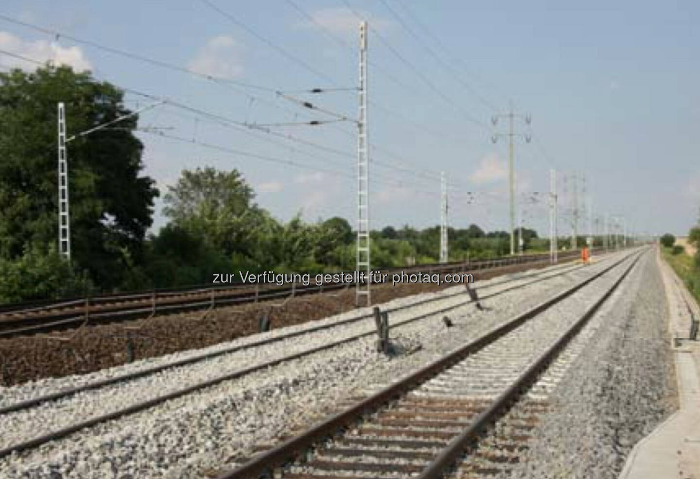 Als Teil eines Konsortium erhielt die Strabag AG, eine Tochter des österreichischen börsenotierten Baukonzerns Strabag SE, den Auftrag zur Modernisierung der 42,2 km langen Bahnstrecke Vintu de Jos–Simeria im Westen Rumäniens nahe der Stadt Sibiu. Der Auftragswert beläuft sich auf € 317 Mio., wovon Strabag Arbeiten mit einem Volumen von zumindest € 66 Mio. im Bereich des Gleis-, Ingenieur-, Erd- und Straßenbaus ausführen wird. 
