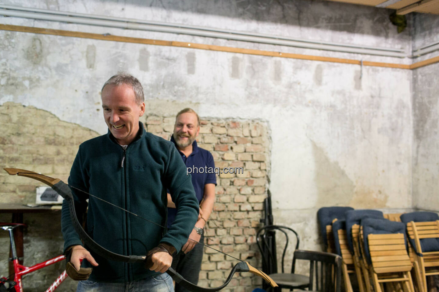 Christian Drastil mit Pfeil und Bogen, Heinz Karasek (Das Heinz)