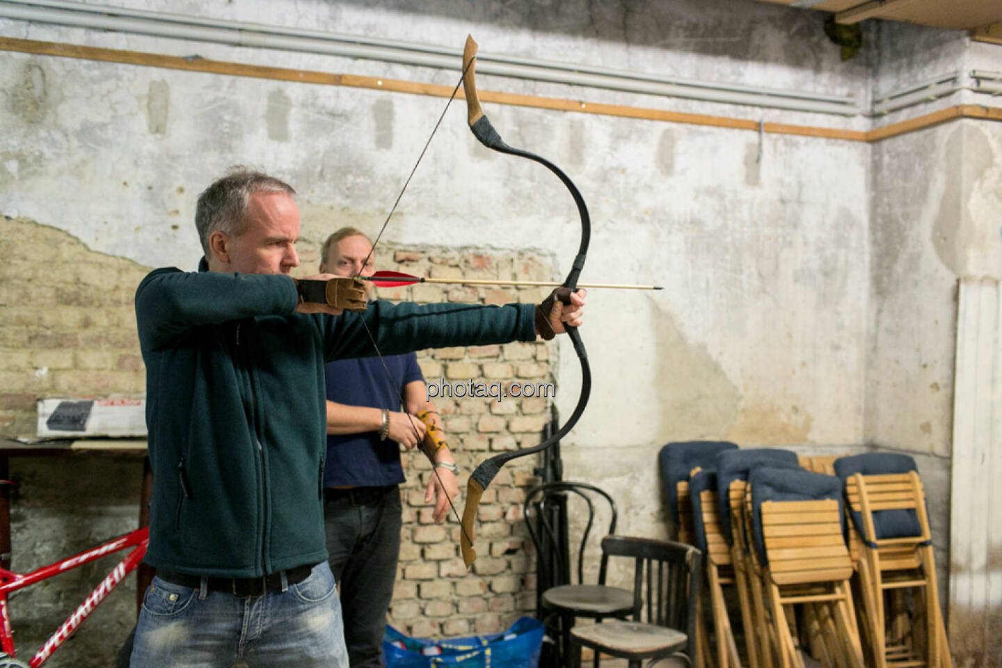 Christian Drastil mit Pfeil und Bogen, Heinz Karasek (Das Heinz)