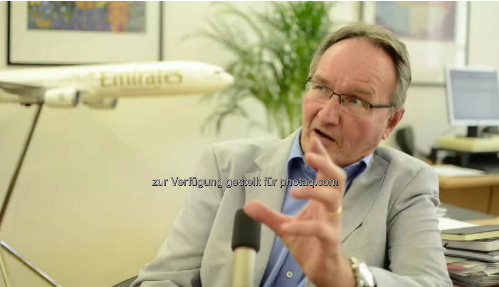 Martin Gross, Direktor
München, Frankreich, Manila, Toronto, Wien - wenn man in der Airline-Branche tätig ist, kommt man viel herum, wie der Lebenslauf des Emirates-Direktors für Österreich, Tschechische Republik, Slowakei & Ungarn Martin Gross beweist. Seinem 14-jährigen Ich rät er menschlich zu bleiben.  Das Video (5:26min.) unter http://www.whatchado.net/videos/martin_gross, © whatchado (17.12.2013) 