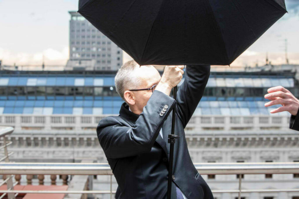 Peter Sitte, com_unit: Fotoshoot auf dem Dach von Accenture. Plötzlich fegt Orkan Xaver über uns hinweg. Halte Schirm und Blitz (noch) fest im Griff. , © beigestellt (26.12.2013) 