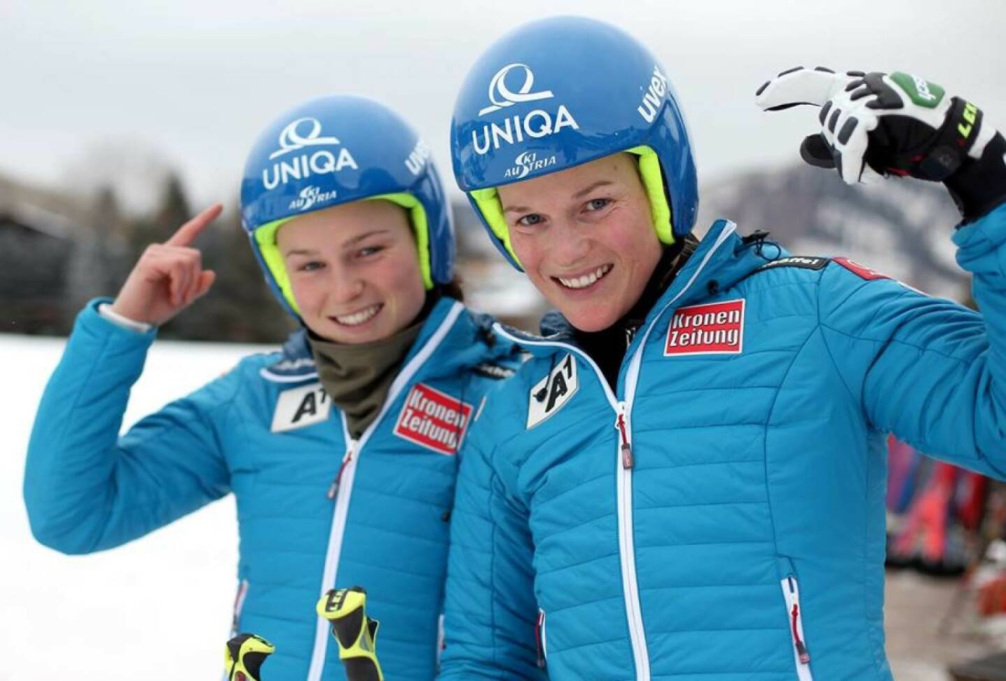 Bernadette Schild, Marlies Schild. Viel Glück und eine gute Fahrt beim Slalom in Bormio wünscht Uniqa