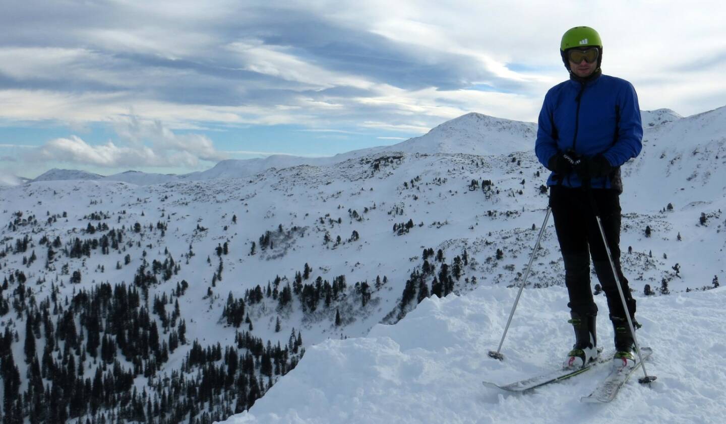 wikifolio-Chef Andreas Kern auf der Planner Alm. Schifahren mit wikifolio-Helm