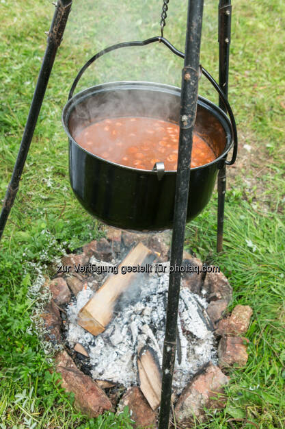 Gulasch, Kessel, Feuer, kochen, social, © Martina Draper (10.01.2014) 