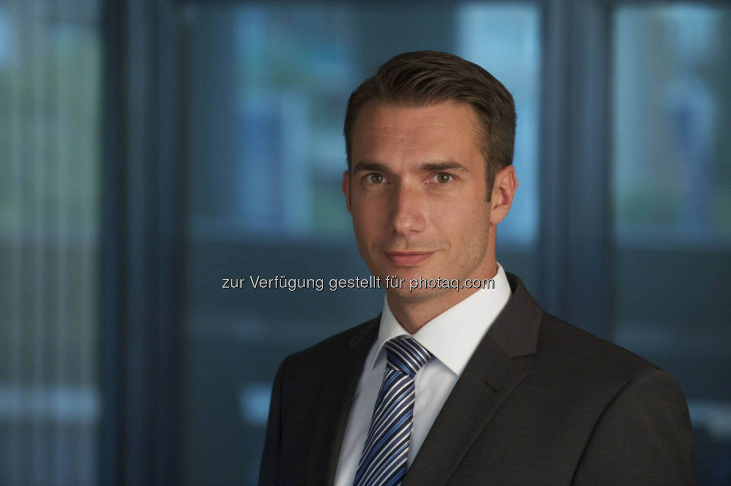 Severin Gettinger, Chief Underwriter AGCS Financial Lines Austria. Um sich vor IT- und Internetrisiken zu wappnen, bietet die Allianz seit Oktober eine Cyberversicherung an. „Die Versicherungslösung ‚Allianz Cyber Protect’ bietet effektiven Schutz gegen die wachsenden Gefahren aus dem Netz. Die Versicherungslösung lässt sich an die jeweiligen Bedürfnisse eines Unternehmens individuell anpassen“.