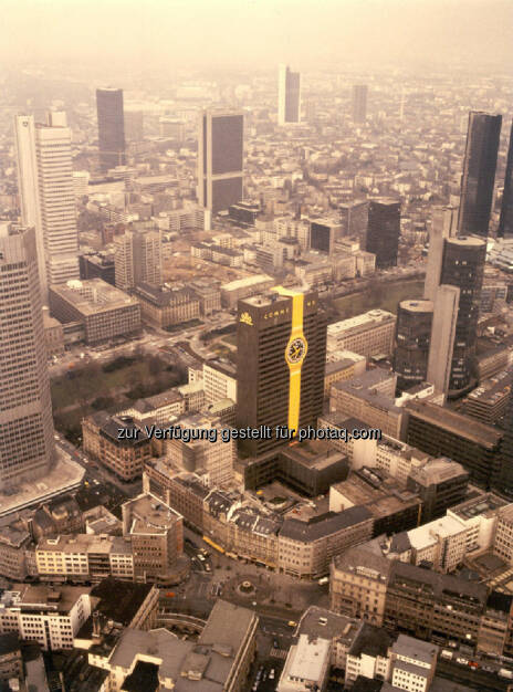 Swatch-Uhr am Commerzbank-Hochhaus. Die größte Armbanduhr der Welt: eine Swatch am alten Commerzbank-Hochhaus in Frankfurt, 1984, © Commerzbank AG Homepage (Jänner 2014) (17.01.2014) 