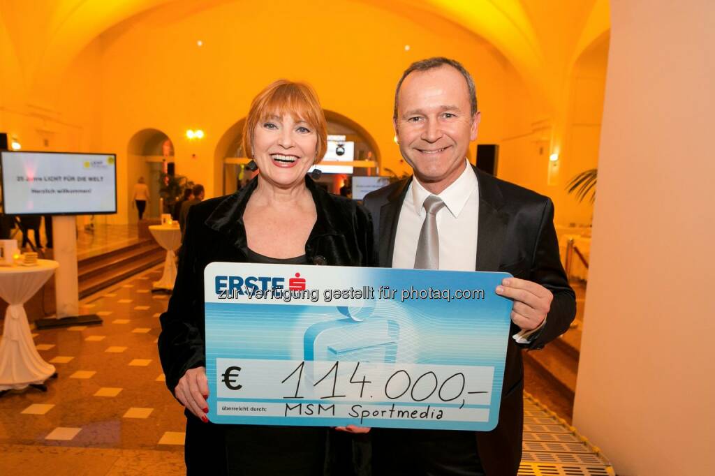 erste bank vienna night run-Veranstalter Hannes Menitz übergab Spendensumme von 114.000 Euro an Licht für die Welt Goodwill- Ambassador Chris Lohner. Rekordergebnis finanziert 3.800 Operationen am Grauen Star. (C) Licht für die Welt (17.01.2014) 