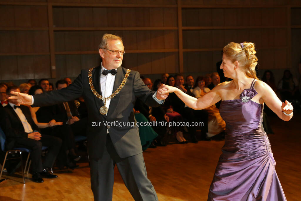 Rektor Richard Hagelauer (JKU) mit Gattin Angelika beim Walzer, JKU Ball 2014, © JKU (18.01.2014) 