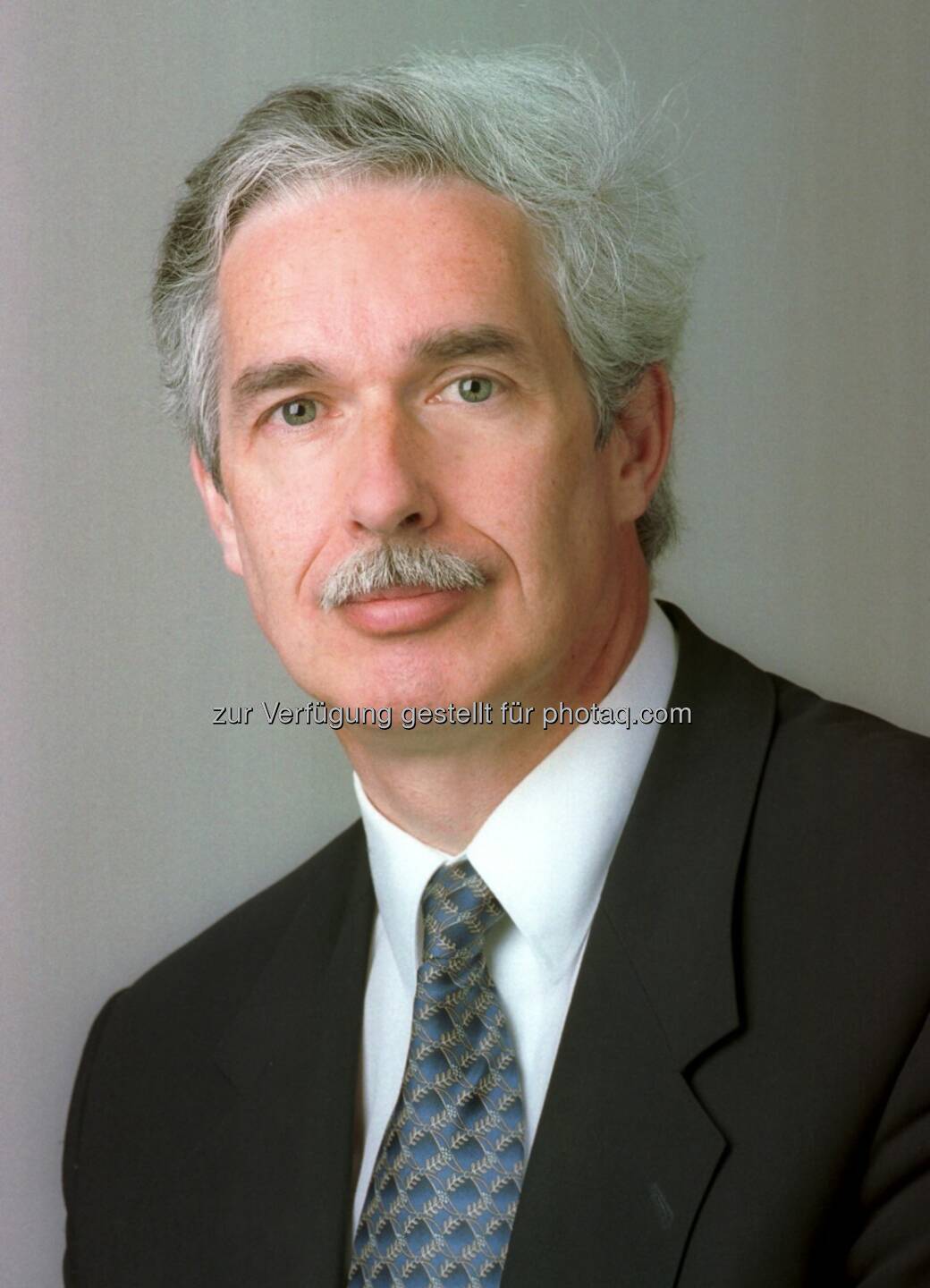 Otto Lucius, Vorsitzender des Vorstandes des Österreichischen Verbandes Financial Planners: Finanzberatung ist eine hochkomplexe Materie, die nur von Spezialisten mit umfangreichen Fachkenntnissen, einem reichen Erfahrungsschatz und hohen ethischen Standards durchgeführt werden kann. Darüber herrscht mittlerweile Einigkeit bei einem Großteil der Konsumenten. Dieses gesteigerte Qualitätsbewusstsein auf Kundenseite ist daher auch einer der wichtigsten Gründe für den starken Zulauf, den sowohl die heimischen als auch die internationalen CFP-Berater in den vergangenen Jahren verzeichnen konnten“ (c) Studio Huger