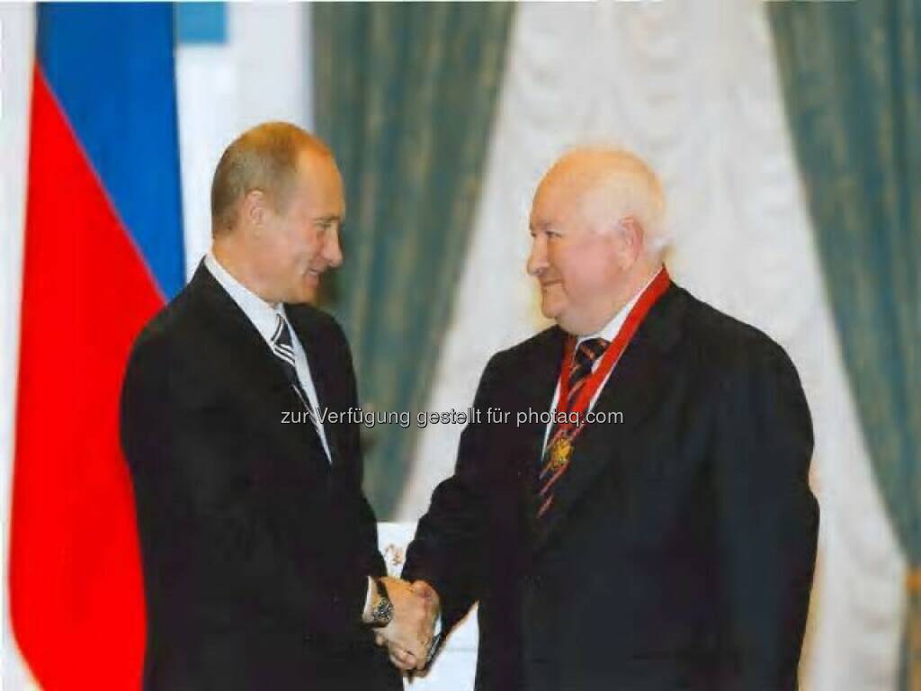 President Vladimir Putin of Russia awards V.I. Graifer (Lukoil) with an order for services to Russia (third grade), Moskau, Kremel, Oktober 2007 , © Lukoil (Homepage) (22.01.2014) 