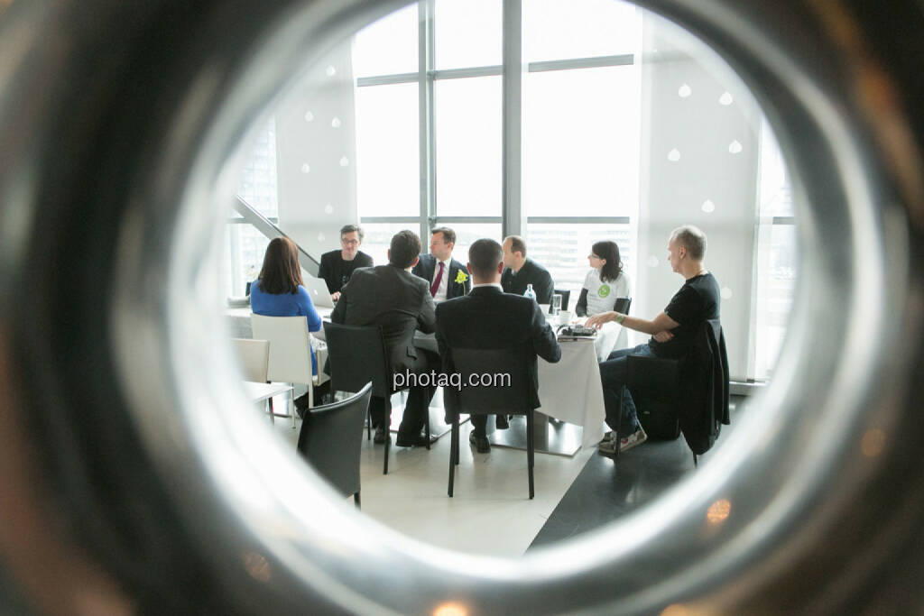 Josef Chladek, Gerhard Kürner (voestalpine), Paul Rettenbacher (THI), Susanne Trhal (Team sisu), Christian Drastil, Franz Ömer (bet-at-home.com), Klaus Fahrnberger (bet-at-home.com), Stephanie Bauer (voestalpine), © finanzmarktfoto.at/Martina Draper (24.01.2014) 