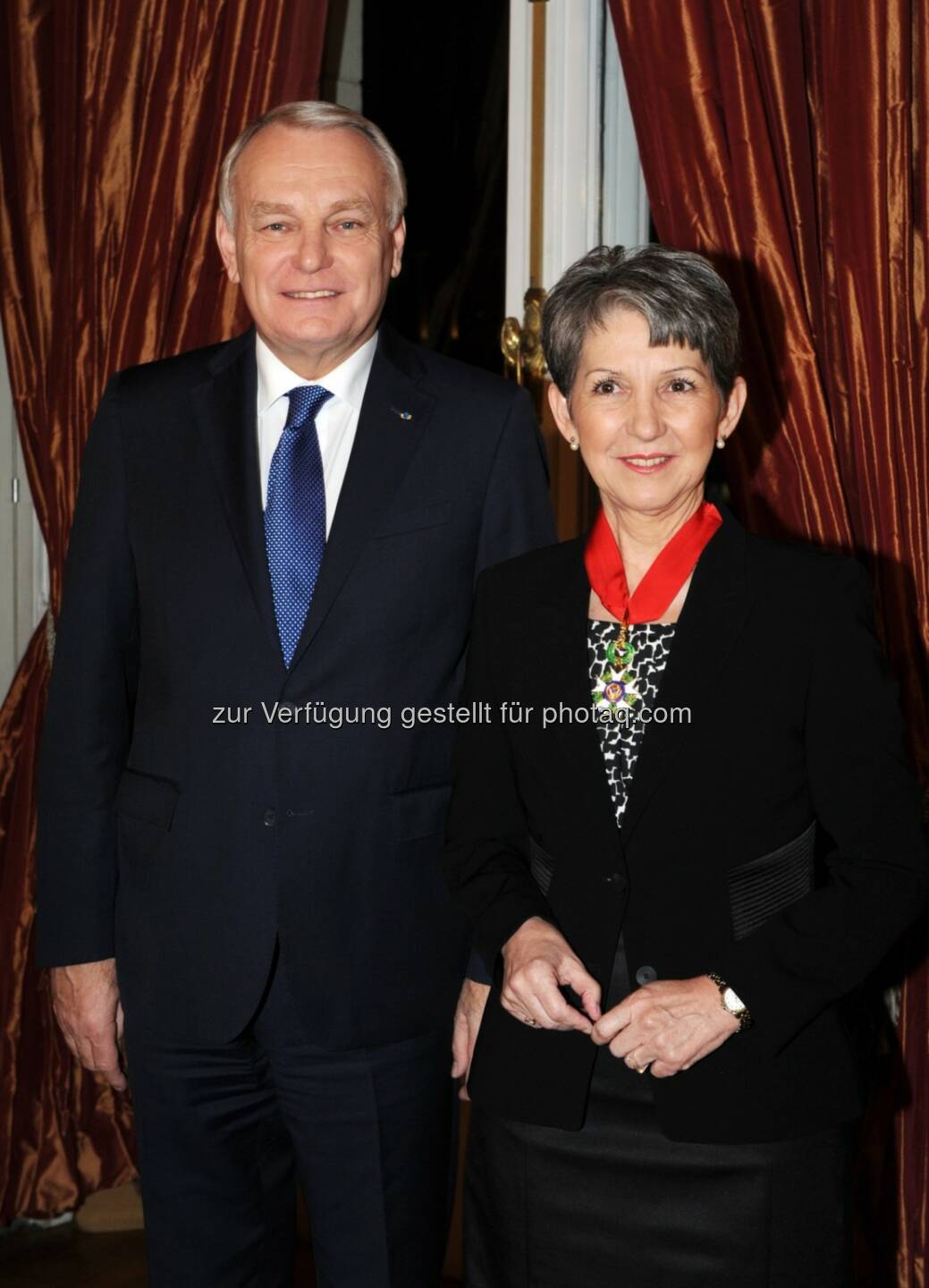 Der französische Premierminister Jean-Marc Ayrault und Nationalratspräsidentin Barbara Prammer.  Mit der Aufnahme in die Légion d'Honneur wurde Barbara Prammer nun eine der höchsten Auszeichnungen des französischen Staates zuteil. Premierminister Jean-Marc Ayrault überreichte der Nationalratspräsidentin Freitagabend in einer feierlichen Zeremonie in der französischen Botschaft die Insignien des Kommandeurs der Ehrenlegion und würdigte damit das Engagement Prammers für Chancengleichheit, die Rechte der Frauen und für die Durchsetzung demokratischer Werte. © Parlamentsdirektion / HBF / Franz Hartl