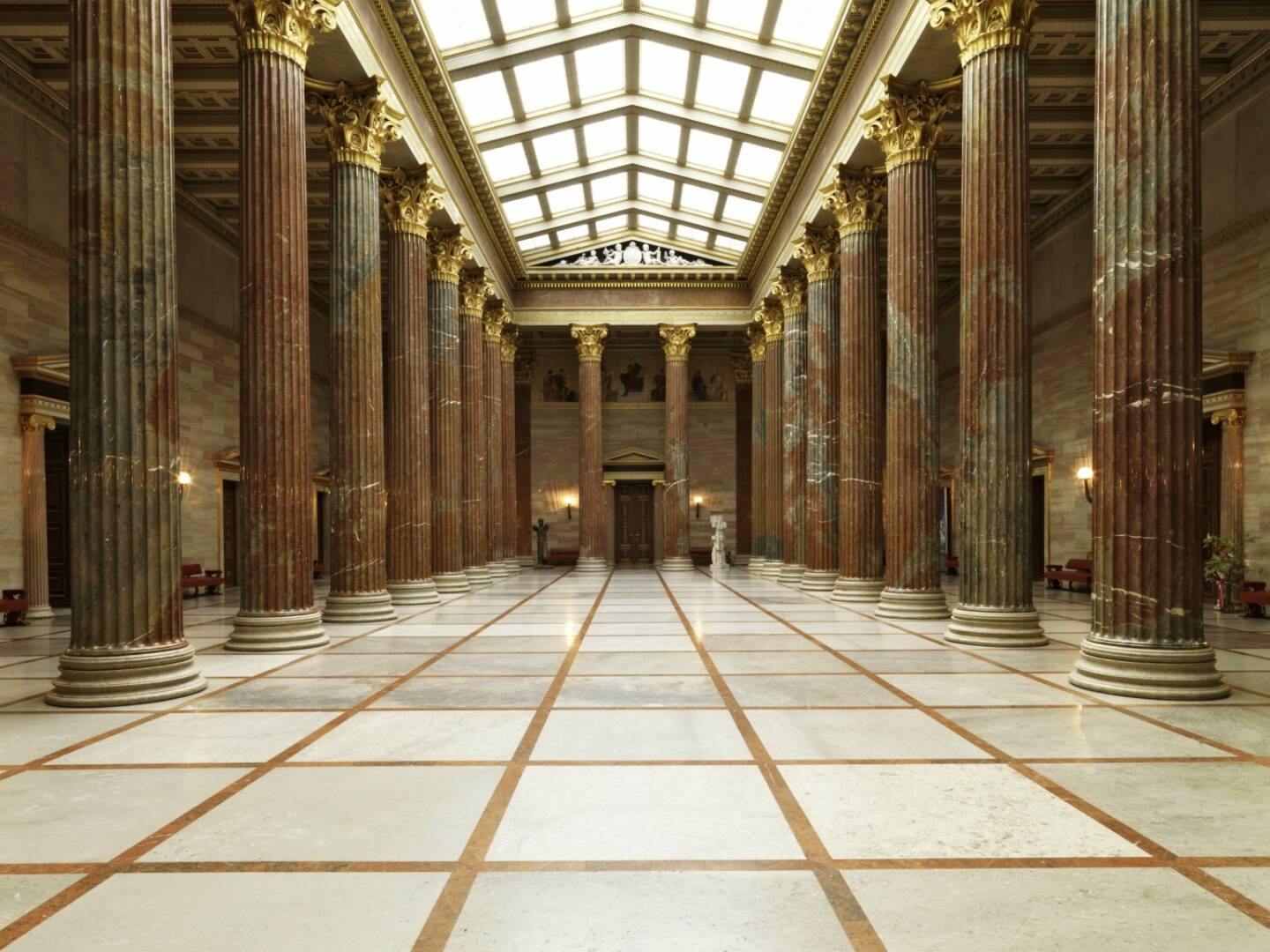 Parlament - Blick durch die Säulenhalle in Richtung Empfangssalon.