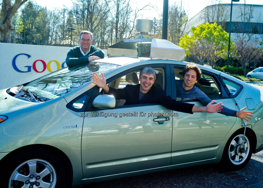 Eric Schmidt, Executive Chairman, CEO Google, Larry Page, CEO, Google, Sergey Brin, Mitbegründer Google, in einem selbstfahrenden Auto, © Google (Homepage) (25.01.2014) 