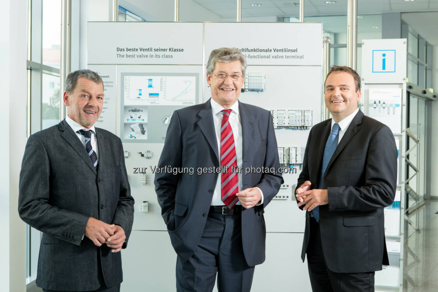 Festo Management - Wolfgang Keiner (Mitte) und das neue Geschäftsleitungsteam Herbert Pfeiffer (im Bild links) und Rainer Ostermann (im Bild rechts) übergeben. (Bild: Festo / Martina Draper)