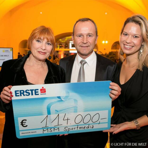 Erste Bank Vienna Night Run: Veranstalter Hannes Menitz übergab gemeinsam mit Erste Bank Oesterreich Sportsponsoring-Managerin Katharina Suppan die Spendensumme von 114.000 Euro an Licht für die Welt -Botschafterin Chris Lohner. Das Rekordergebnis finanziert 3800 Augenoperationen (c) Licht für die Welt (30.01.2014)