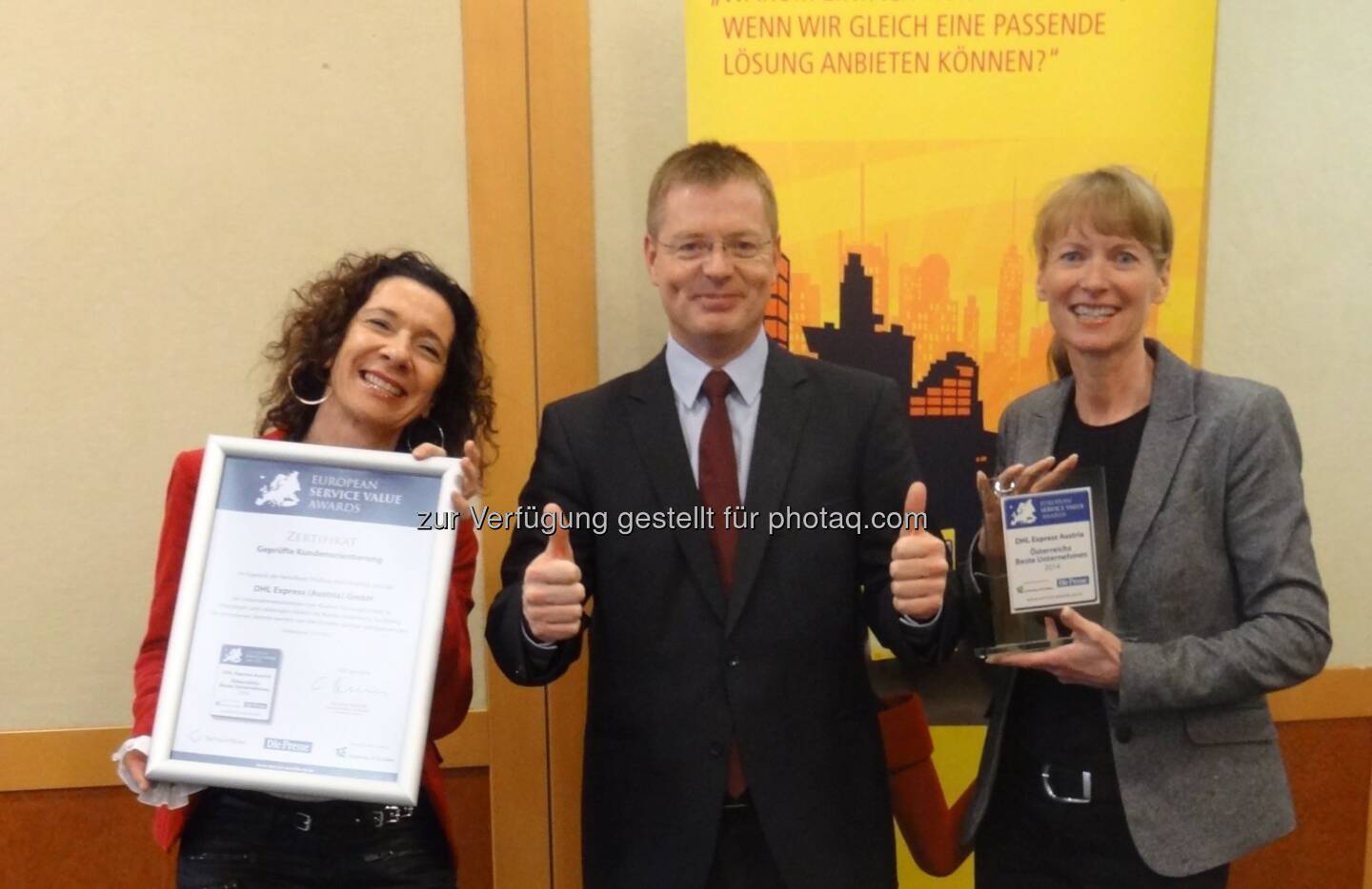 Eva Leitner (Senior Director Customer Service DHL Express Austria), Ralf Schweighöfer (Managing Director DHL Express), Jutta Merk (Senior Director Sales DHL Express) - DHL Express gewinnt European Service Value Award und erhält somit das Gütesiegel „Österreichs Beste Unternehmen 2014“