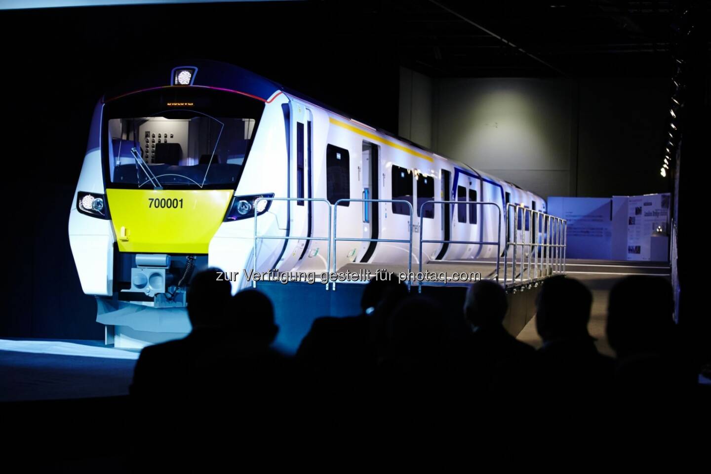 Der Britische Verkehrsminister Stephen Hammond enthüllte gestern das 1:1-Modell der neuen Desiro-City-Züge für die Thameslink-Strecke in London. (Bild: Siemens)
