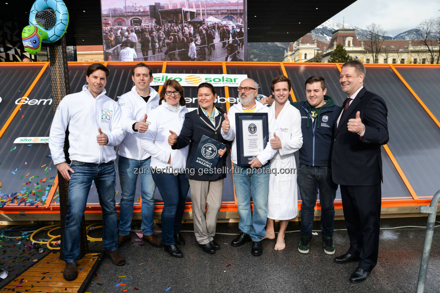 Andrä Rupprechter, Agrar- und Umweltminister, freut sich mit dem Solarweltrekord-Team über den Erfolg: Tirol holt Solar-Weltrekordtitel in Sensationszeit. Bei der Eröffnung der ersten Hausbau & Energie Messe Innsbruck wurde am 31. Jänner 2014 in einem spektakulären Weltrekordversuch der weltgrößte Solarkollektor gebaut. (C) Siko Solar