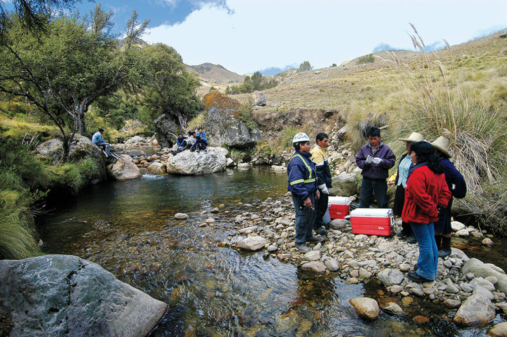 Goldabbau in Peru, Arbeiter am Fluss, © Barrick Gold Corporation (homepage) (03.02.2014) 