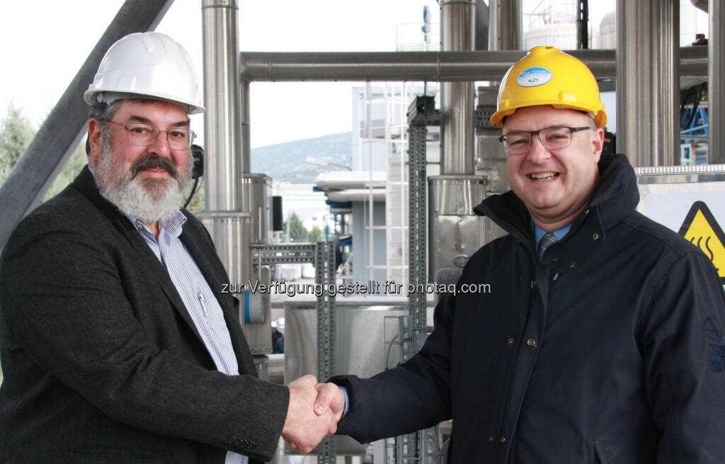 Übergabe der von BDI – BioEnergy International AG optimierten Biodiesel-Anlage: Yannis Courouclis (CEO von Elin Biofuels S.A.) mit  Edgar Ahn (CSO der BDI – BioEnergy International AG) (c) Aussendung (03.02.2014) 
