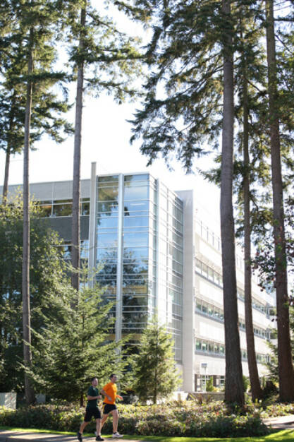 Microsoft employees jogging on the Microsoft Redmond Campus, © Microsoft Corp. (Homepage) (04.02.2014) 