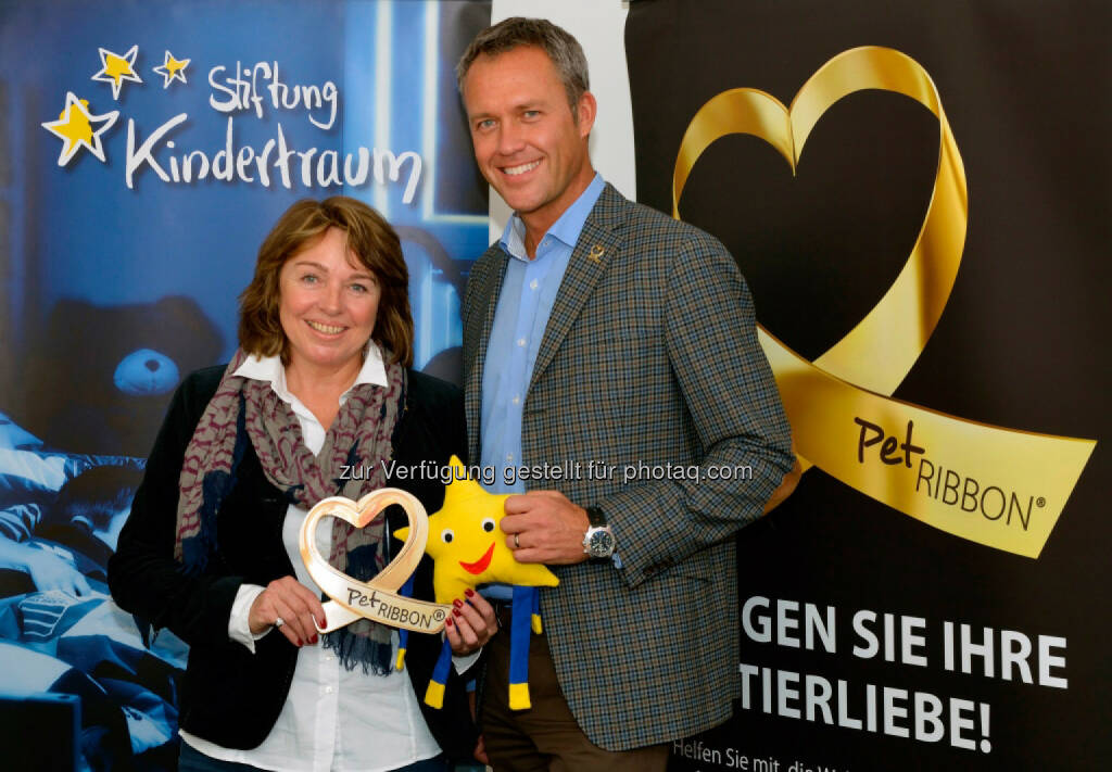 Pet Ribbon Spendenübergabe: Gabriela Gebhart, Geschäftsführerin Stiftung Kindertraum und Christer Gavelstad, Geschäftsführer Mars Austria freuen sich über mehr als 55.000 Euro an Spenden im Rahmen des diesjährigen Pet Ribbon Projekts. (C) Mars Austria, © Aussendung (05.02.2014) 