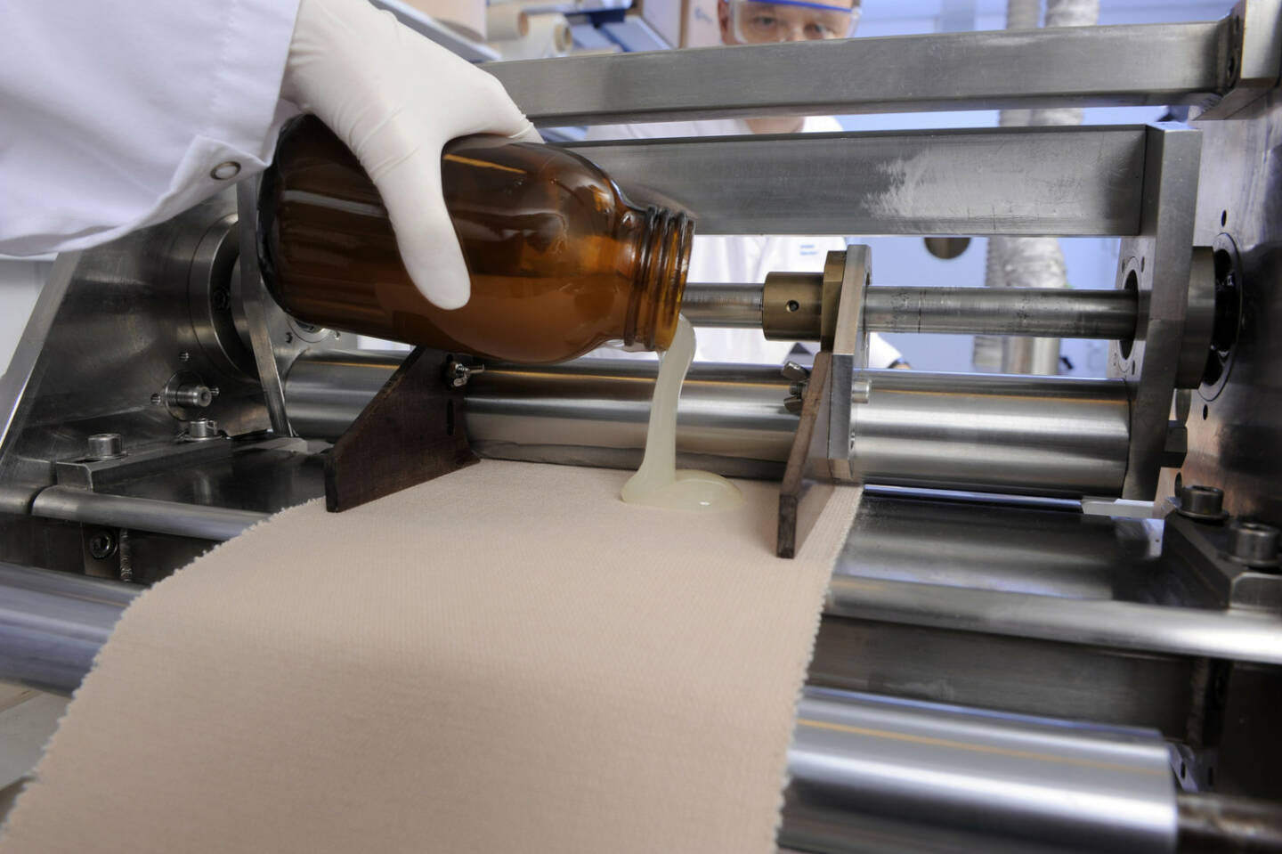Herstellung eines Pflasters im Labor, Beiersdorf