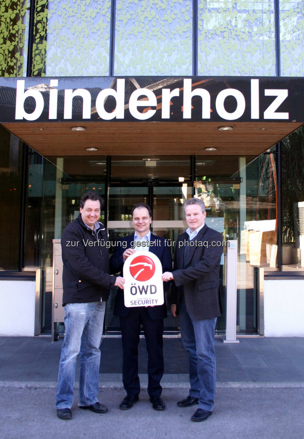 Andreas Hauser (Sicherheitsverantwortlicher bei Binderholz), Michael Unterweger (ÖWD Landesdirektor), Roland Pflieger (Leitung Personalmanagement bei Binderholz): Das Tiroler Unternehmen Binderholz hat den ÖWD mit umfangreichen Bewachungsaufgaben am Hauptsitz in Fügen beauftragt. Die beiden Familienunternehmen setzen ein gemeinsames Sicherheitsprojekt für das rund 200.000 Quadratmeter große Areal um.