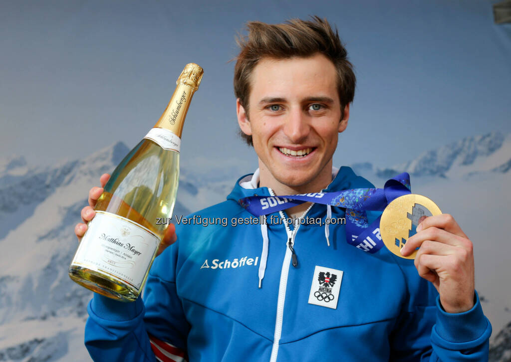 Olympiasieger Matthias Mayer mit seiner personalisierten Schlumberger Flasche im Austria Tirol House in Sochi. Fotocredit: ÖOC/Kernmayer (10.02.2014) 