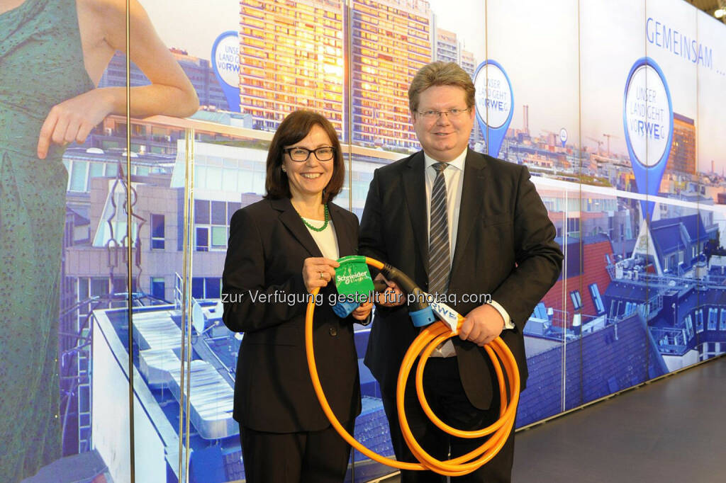 Rada Rodriguez, Vorsitzende der Geschäftsführung der Schneider Electric GmbH, und Arndt Neuhaus, Vorstandsvorsitzender der RWE Deutschland AG geben auf der Enegiefachmesse E-world die E-Mobility-Kooperation der beiden Häuser bekannt., © Aussendung (11.02.2014) 