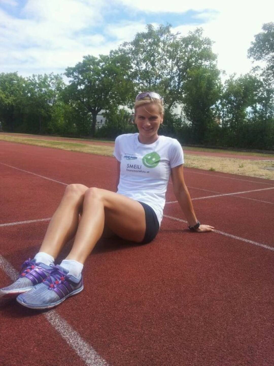 Track and Field Smeil: Elisabeth Niedereder, Staatsmeisterin 800m ( http://www.elisabethniedereder.com ) Shirt in der bet-at-home-Edition