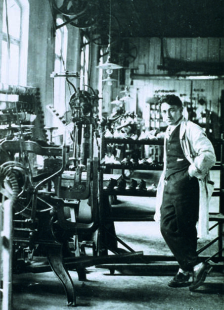 Der junge Adi Dassler in seiner Schuhfabrik, adidas, © adidas group (Homepage) (12.02.2014) 