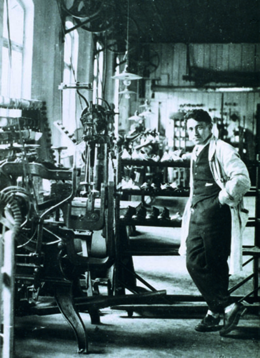 Der junge Adi Dassler in seiner Schuhfabrik, adidas