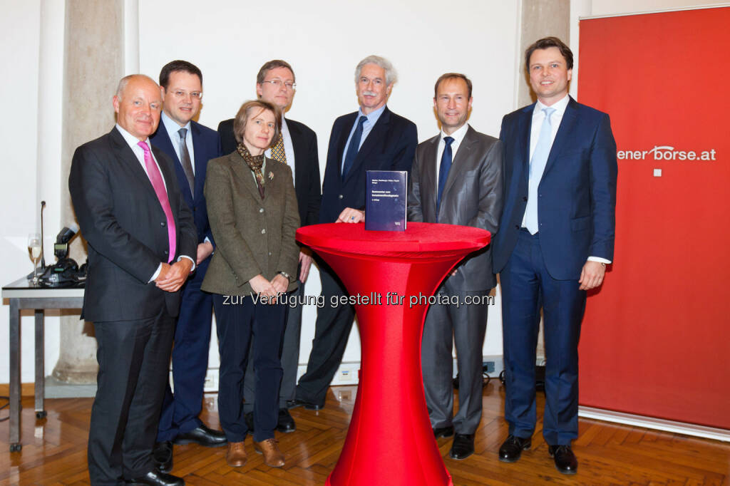 Franz Rudorfer (Geschäftsführer der Bundessparte Bank und Versicherung der WKO), Klaus Kumpfmüller (Vorstand der Finanzmarktaufsicht), Susanne Kalss (Professorin am Institut für Zivil- und Unternehmensrecht an der Wirtschaftsuniversität Wien), Martin Oppitz (Rechtsanwalt Grohs Hofer Rechtsanwälte GmbH), Otto Lucius (Geschäftsführer Bank Verlag), Heinz Macher (Leiter Recht, Steuern und Compliance, Raiffeisen Kapitalanlage GmbH), Dieter Buchberger (Rechtsanwalt Baker & McKenzie Diwok Hermann Petsche Rechtsanwälte GmbH) - von links nach rechts. (Bild: Foto Weinwurm) (12.02.2014) 