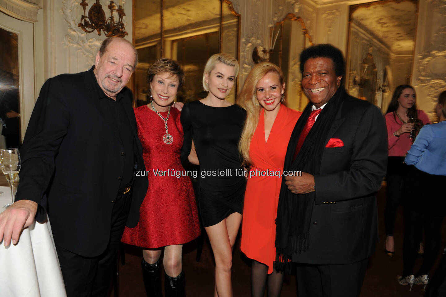 Ralph Siegel, Antje Katrin Kühnemann, Kriemhild Siegel, Luzandra Strassburg und Mann Roberto Blanco bei der Fox Deutschland-Premiere der US-Serie Ray Donovan in der Cinema Lounge im Hotel Bayerischer Hof in München.
