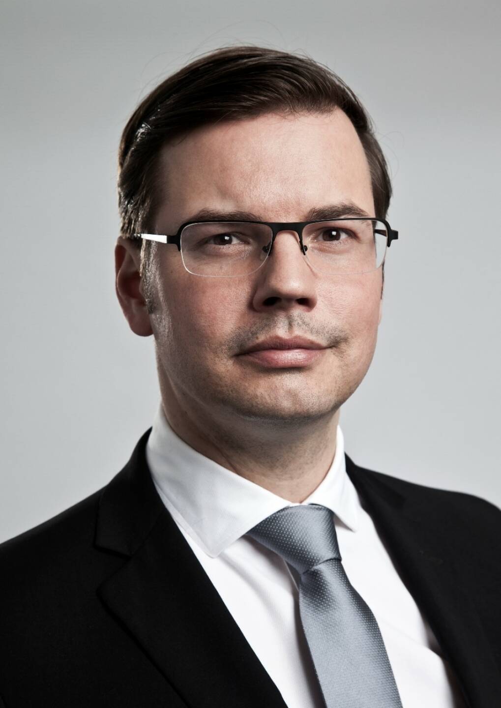Peter Karl, Geschäftsführer Erste Immobilien KAG: „Wir leben in einem Jahrhundert der Städte. Städte und städtische Ballungszentren ziehen die Menschen an. Die gestiegene Lebenserwartung, der Trend zu Single-Haushalten sowie der Zuzug in die Ballungsräume führen zu einer Verknappung des Angebots. Hier wollen wir Abhilfe schaffen“