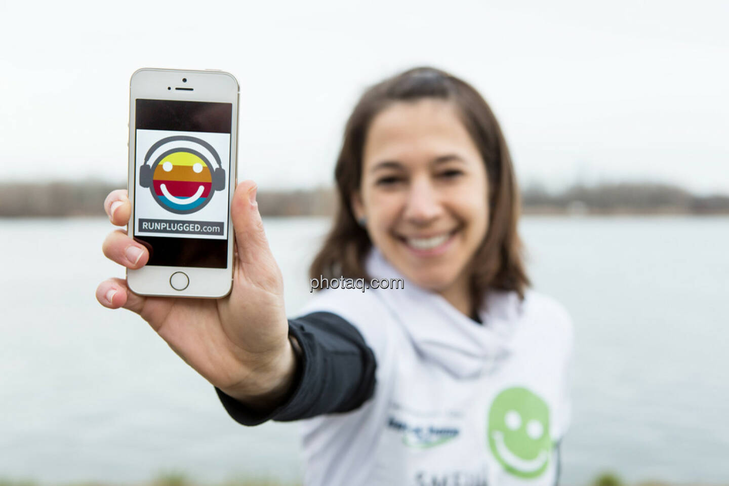 Anita Auttrit, runplugged-Logo, Smeil-Shirt in der bet-at-home edition